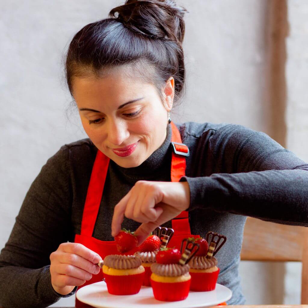 Bedrijfsfotografie zakelijke fotoshoot beeldbankfotografie vrouw maakt taarten door bedrijfsfotograaf FotoGrietje uit Deventer