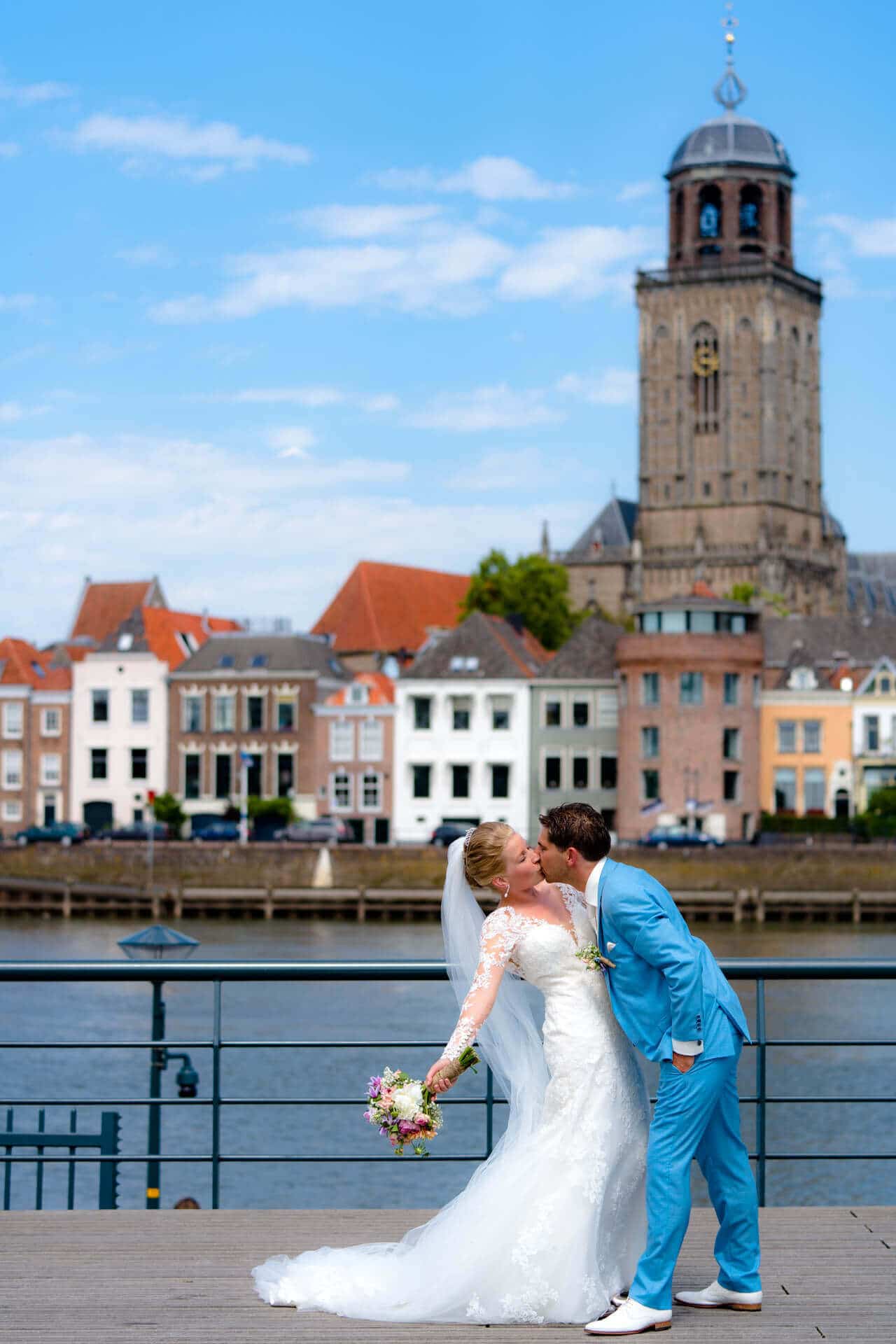 Trouwfoto bruidspaar Deventer skyline door fotograaf Grietje Mesman