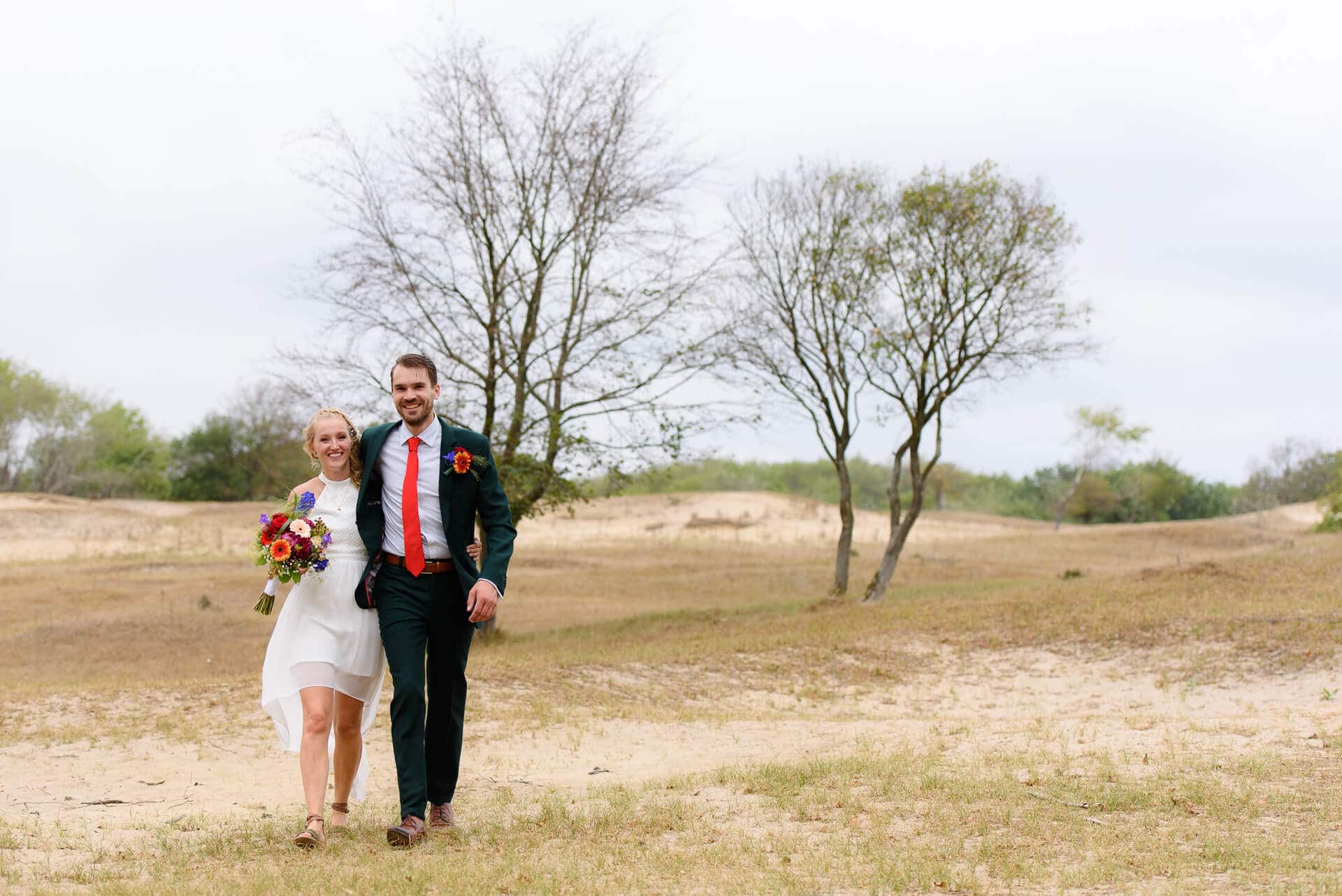 Bruiloft Haarlem met fotoshoot Amsterdamse Waterleidingduinen, bruidsfotografie door fotograaf Grietje Mesman