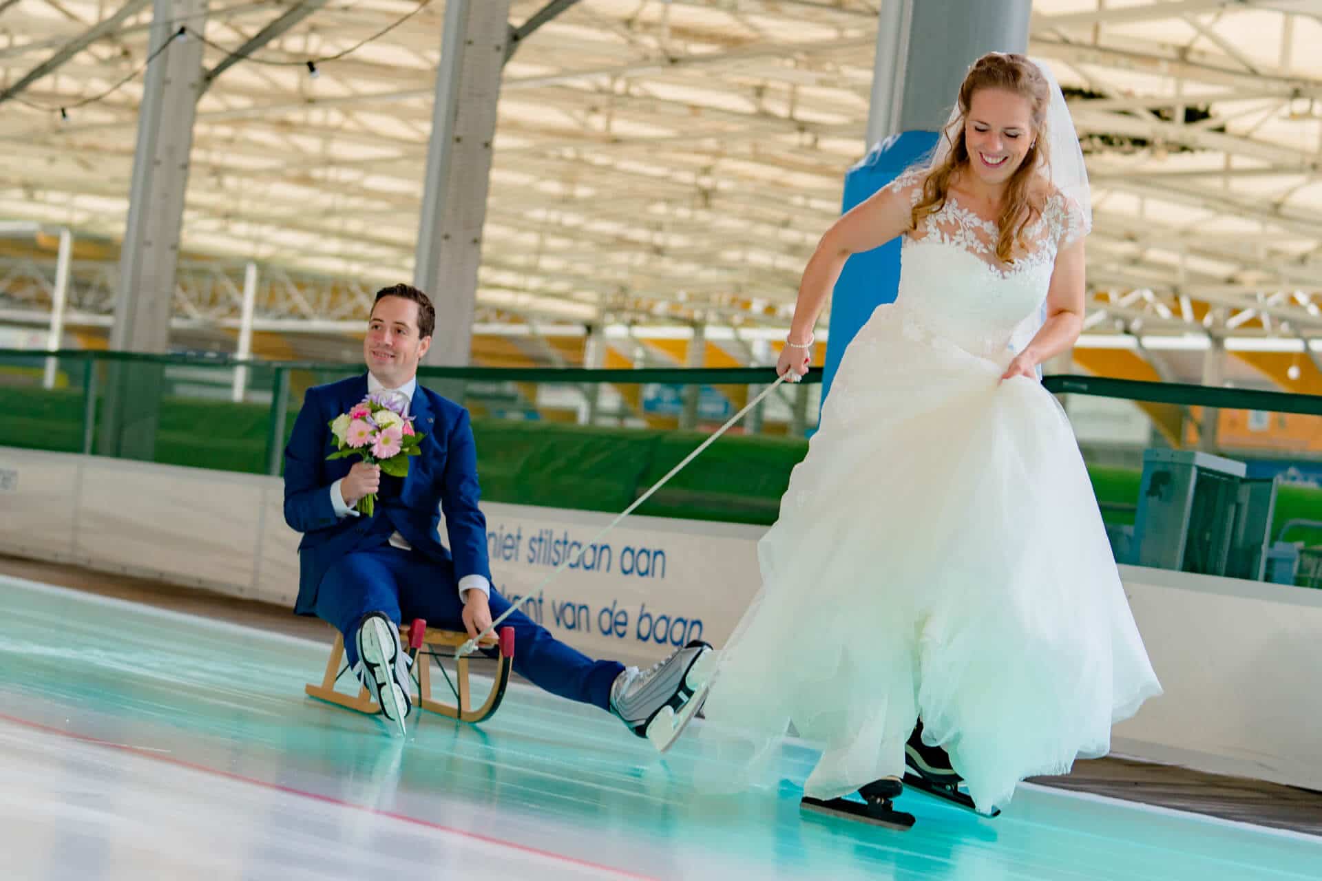 Bruidsfotografie bruidspaar ijsbaan Haarlem, foto's door trouwfotograaf Grietje Mesman