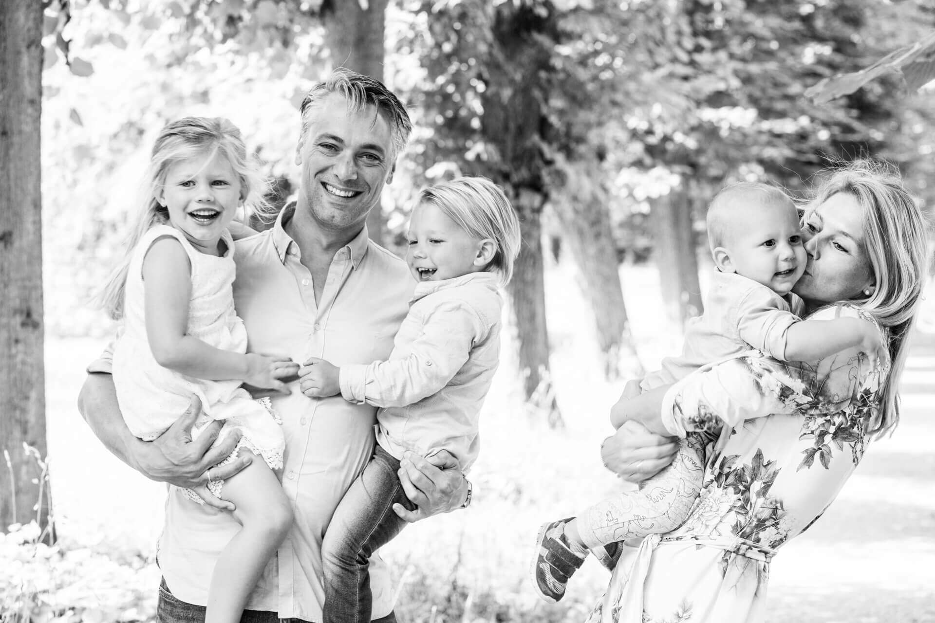 Fotoshoot gezin met drie kinderen Landgoed Elswout Overveen door kinderfotograaf Grietje Mesman