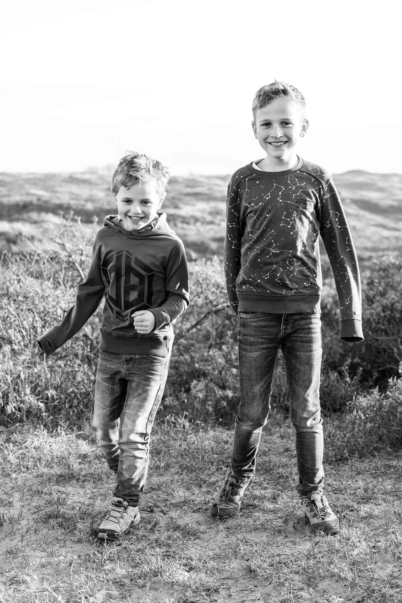 Fotoshoot kinderen portret broers duinen Noordwijk door kinderfotograaf Grietje Mesman