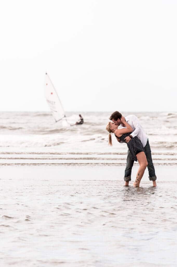 Fotoshoot zee loveshoot preweddingshoot koppel op strand in Noordwijk door fotograaf Grietje Mesman