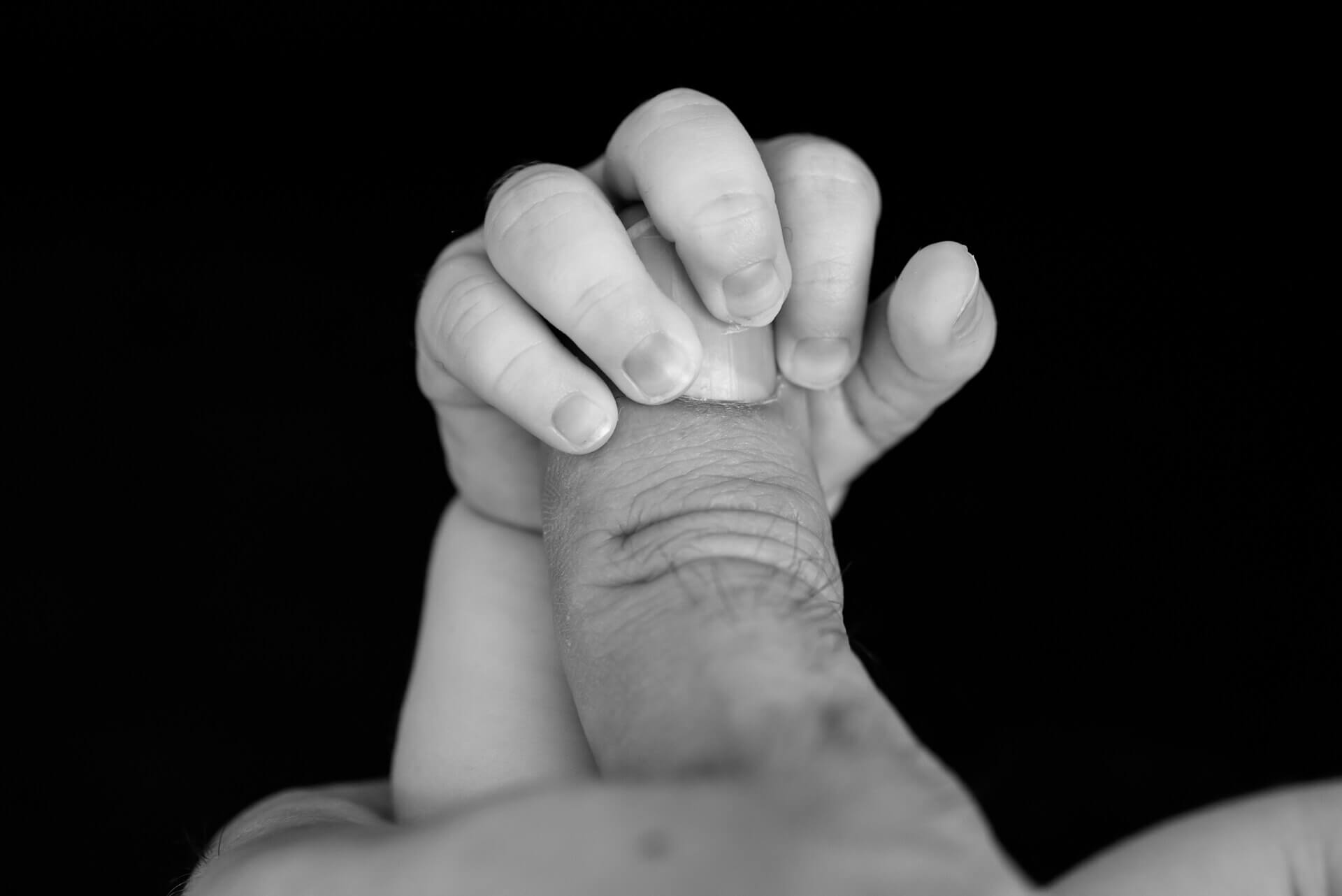 Babyfotografie Deventer fotostudio baby hand o duim vader