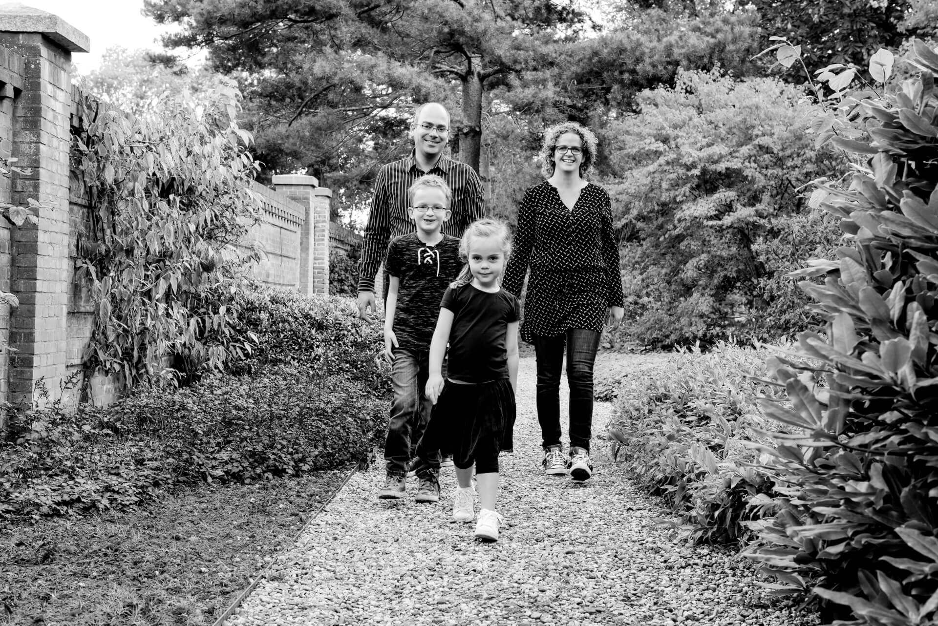 Fotoshoot gezin met twee kinderen bij Landgoed Keukenhof in Lisse