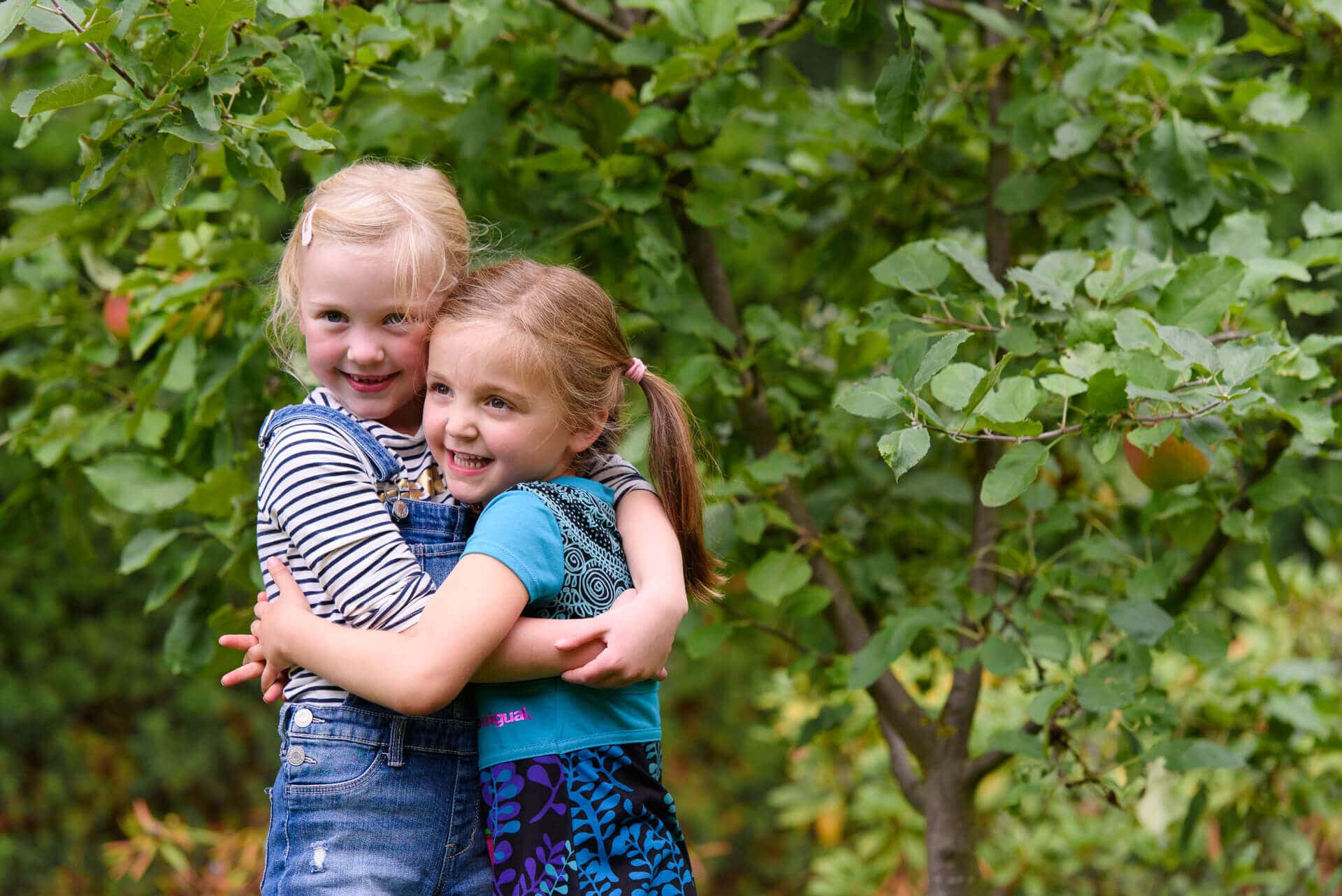 Fotoshoot kinderen zusjes knuffelen door fotograaf Grietje Mesman