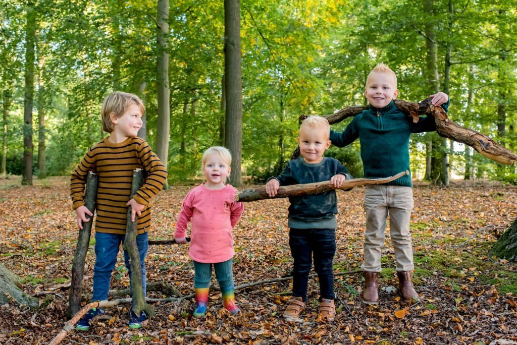Fotoshoot kinderen bos Schalkhaar door kinderfotograaf Grietje Mesman