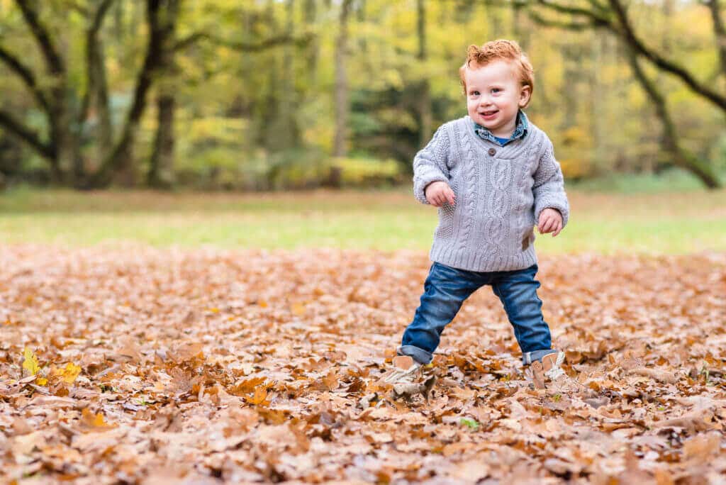 Fotoshoot kinderen Zwolle jongetje herfstbladeren door fotograaf Grietje Mesman