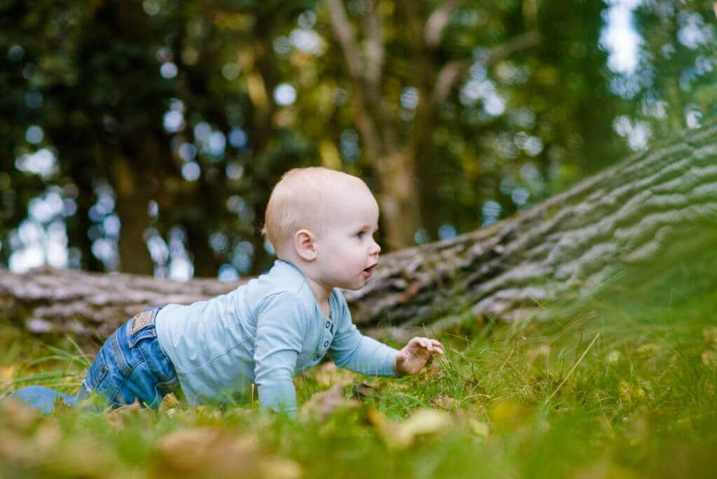 Fotoshoot kind kruipen Haarlem door fotograaf Grietje Mesman