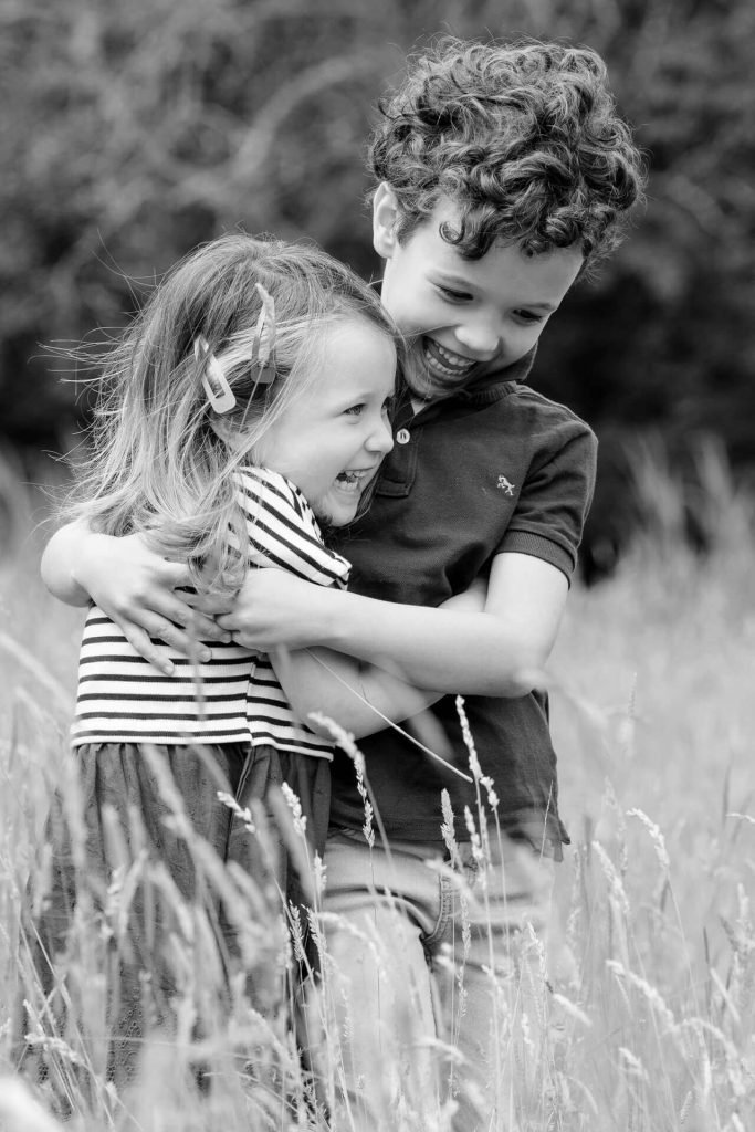 Kinderfotografie Landgoed Elswout in Overveen broer en zus knuffelen