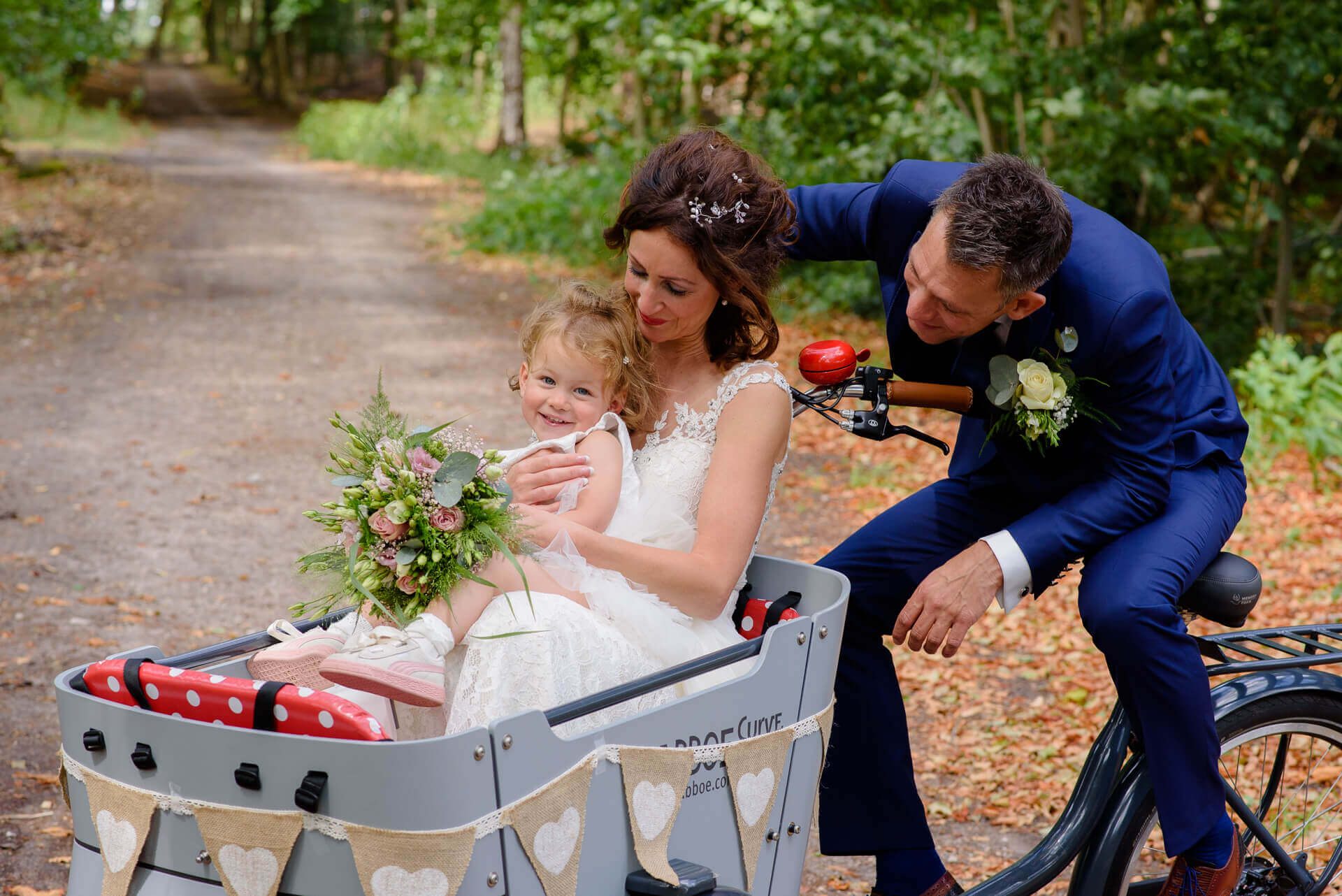 Bruidsfotografie Heerde met bakfiets door trouwfotograaf Grietje Mesman