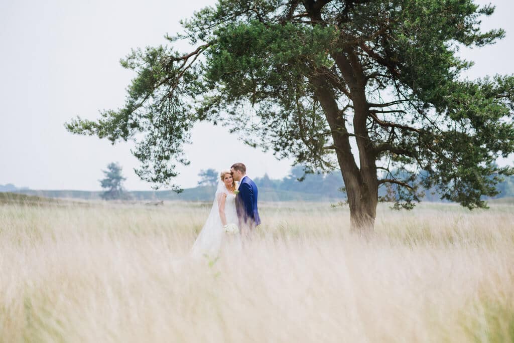 Bruidsfotografie Veluwe Apeldoorn heide door bruiloft fotograaf Grietje Mesman