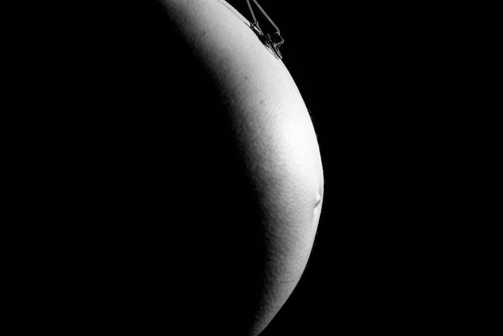 Fotograaf zwangerschap fotostudio Deventer detailfoto buik