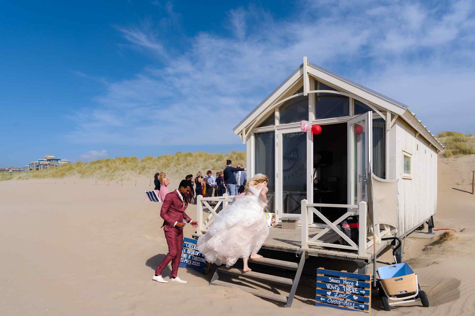 Bruiloft strand Kijkduin, bruidsfotografie door trouwfotograaf Grietje Mesman