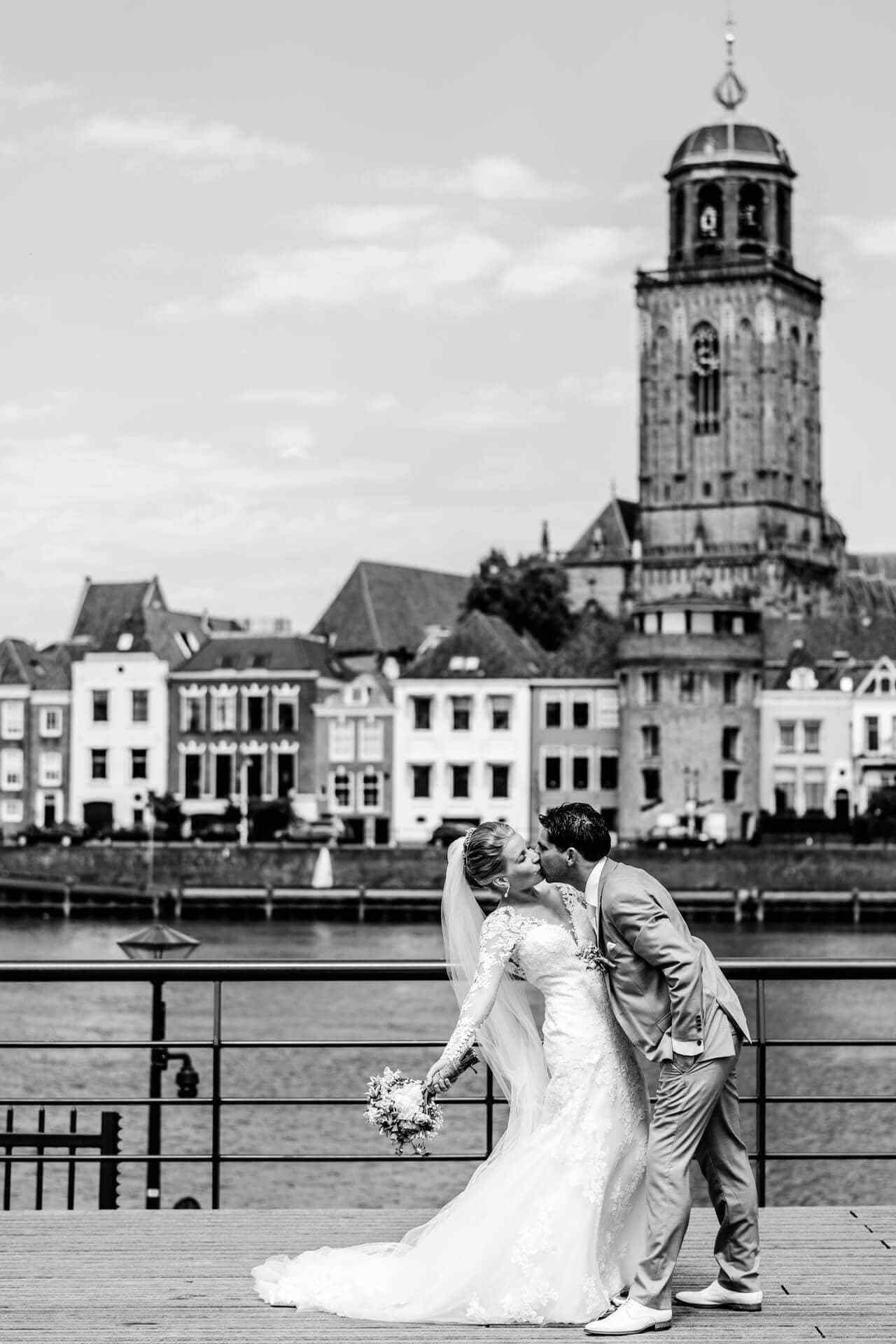 Portret bruidspaar bruidsfotografie skyline Deventer door trouwfotograaf Grietje Mesman