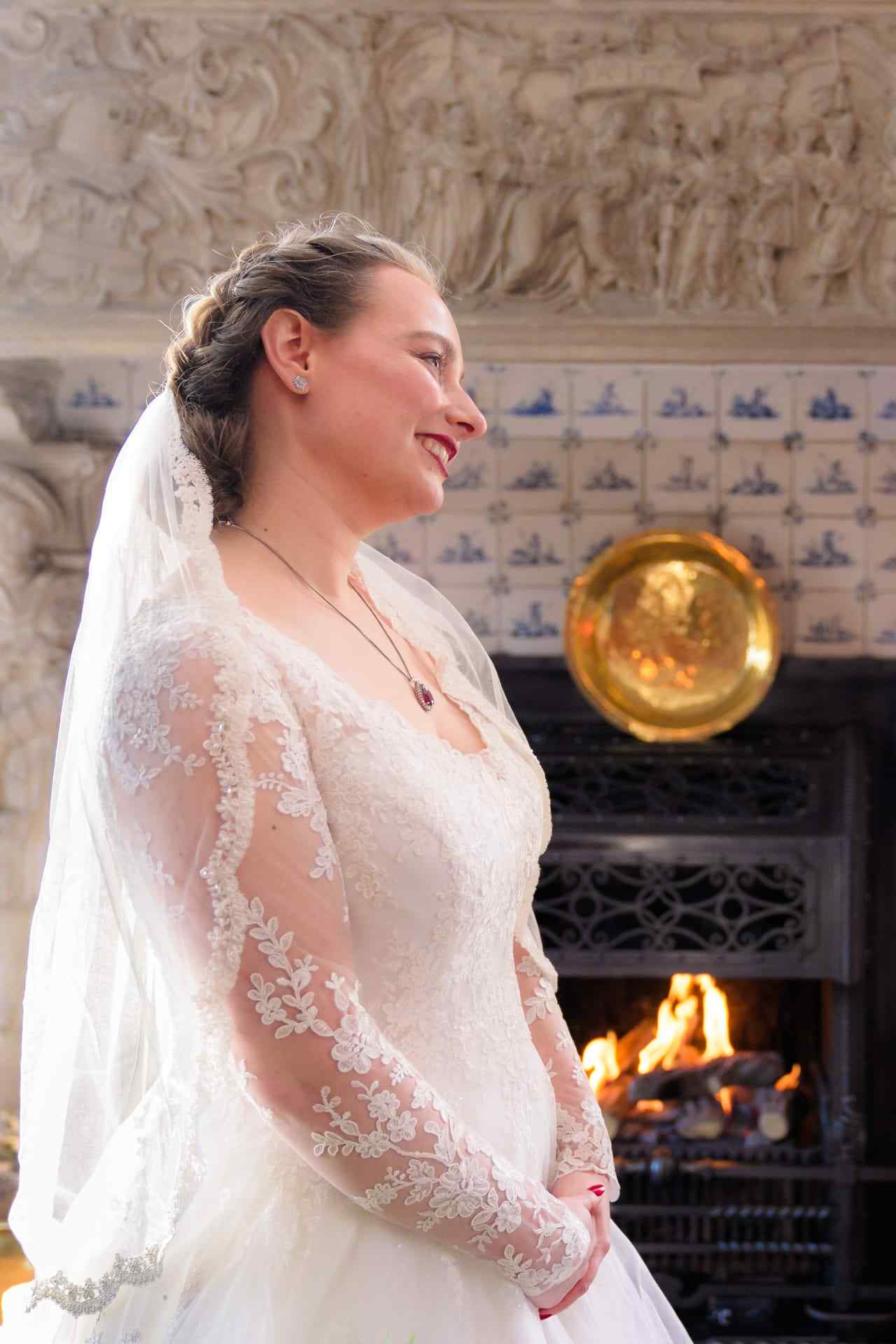 Bruiloft ceremonie Kasteel Ter Horst Loenen in winter portret bruid
