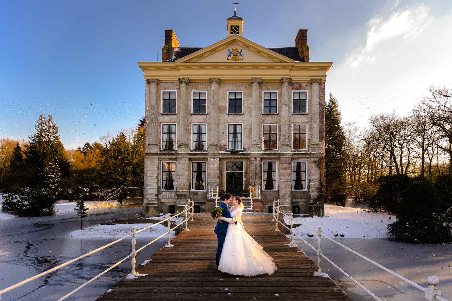 Bruidsfotografie trouwen Kasteel Ter Horst Loenen in winter met sneeuw
