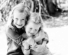 Zwart-wit portret twee zusjes tijdens fotoshoot van het gezin in de Amsterdamse Waterleidingduinen door kinderfotograaf Grietje Mesman